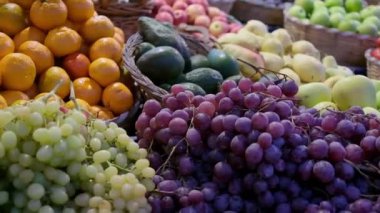Markette taze jucy meyveleri ve sebze rafı. Sağlıklı besin maddeleri kapatılıyor.