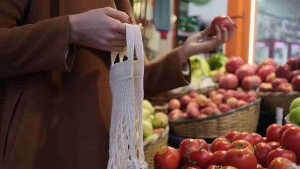 Jovem Com Saco Cordas Escolhendo Tomates Prateleira Vegetais Frutas Supermercado — Vídeo de Stock