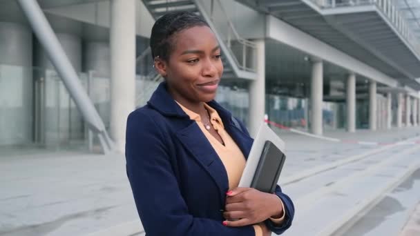 Junge Afrikanisch Amerikanische Geschäftsfrau Hält Dijital Tablette Notizblock Porträt Denken — Stockvideo