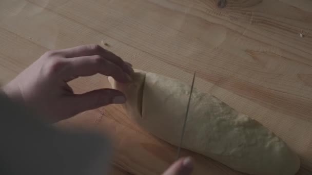 Kobieta Ręce Blisko Cięcia Ciasta Mąki Tabeli Przygotowując Domowe Pieczywo — Wideo stockowe