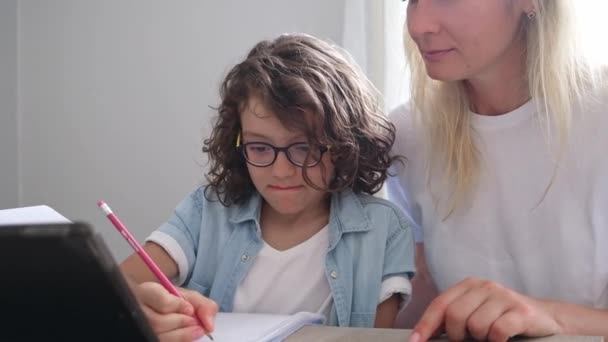 Madre Hijo Pequeño Niño Con Pelo Rizado Anteojos Escriben Cuaderno — Vídeo de stock