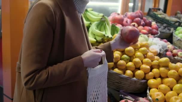 Torbalı Genç Bir Kadın Marketteki Sebze Rafından Nar Seçiyor Sağlıklı — Stok video