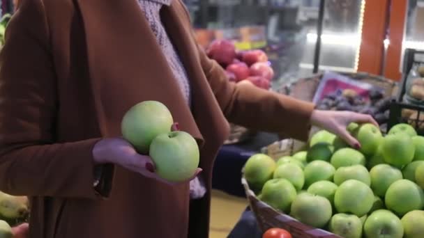 Mujer Joven Con Bolsa Hilo Elegir Manzanas Verdes Estante Verduras — Vídeos de Stock