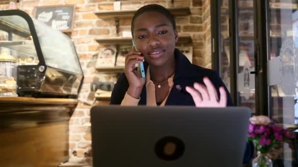 African American Business Woman Sitting Cafe Working Laptop Talking Phone — Vídeo de Stock