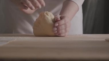 Kadın elleri un masaya hamur yoğurmayı kapatır, ev yapımı mayalı ekmek hazırlar. Fırın dükkanı. Pizza hamuru hazırlama