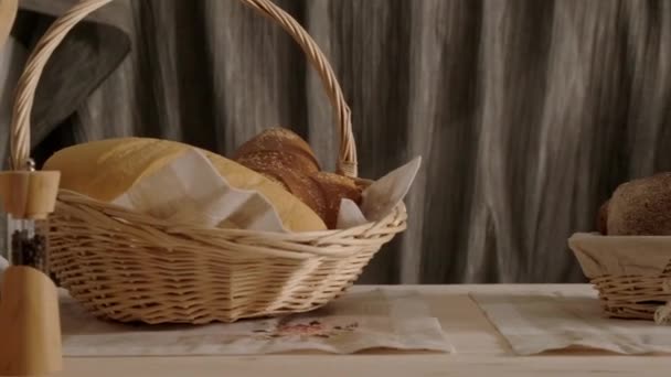 Свіжі Запечені Булочки Домашнього Хліба Кошику Вручну Кладуть Склянку Молока — стокове відео