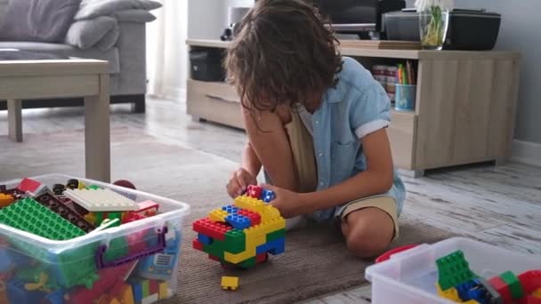Малыш Играет Красочными Пластиковыми Блоками Гостиной Ковре Здания Творческая Игра — стоковое видео