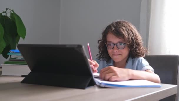 Menino Escola Adorável Com Cabelo Encaracolado Óculos Estudando Line Remoto — Vídeo de Stock