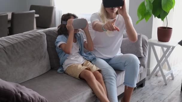 Μητέρα Και Γιος Φορώντας Ακουστικά Εικονικής Πραγματικότητας Γυαλιά Στο Σαλόνι — Αρχείο Βίντεο