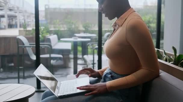 Pretty African American Woman Freelancer Working Laptop While Sitting Coworking — Αρχείο Βίντεο