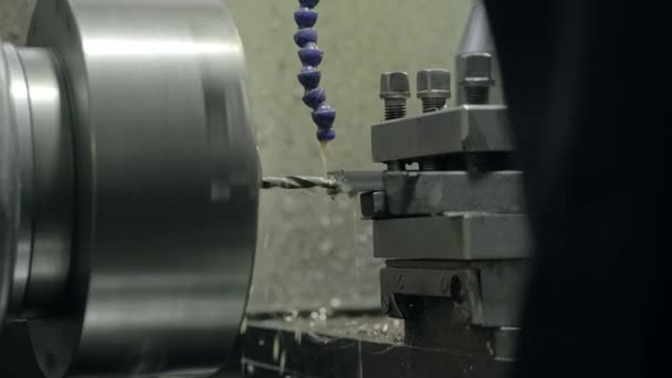 转盘慢动作近视现代数控机床工业钻床 制造工业领域的金属零件和产品 工厂金属零件生产 — 图库视频影像