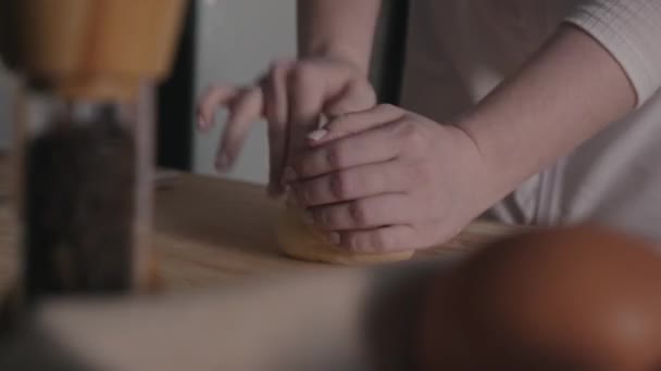 Руки Женщины Закрывают Тесто Муковом Столе Готовят Домашний Хлеб Теста — стоковое видео