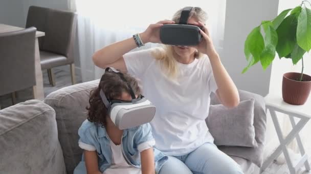 Μητέρα Και Γιος Φορώντας Ακουστικά Εικονικής Πραγματικότητας Γυαλιά Στο Σαλόνι — Αρχείο Βίντεο