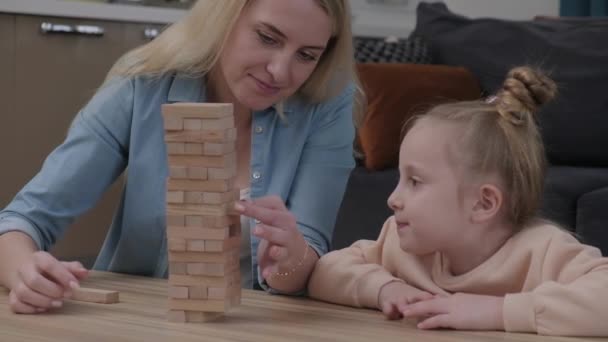 Having Fun Child Weekend Mother Helps Kid Develop Her Creativity — Stockvideo