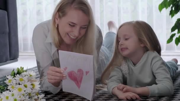 Hija Felicitar Madre Con Postal Hecha Mano Flores Para Cumpleaños — Vídeos de Stock