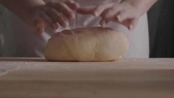 Profesionální Kuchař Kuchyni Připravuje Těsto Moukou Aby Italské Těstoviny Hnětení — Stock video