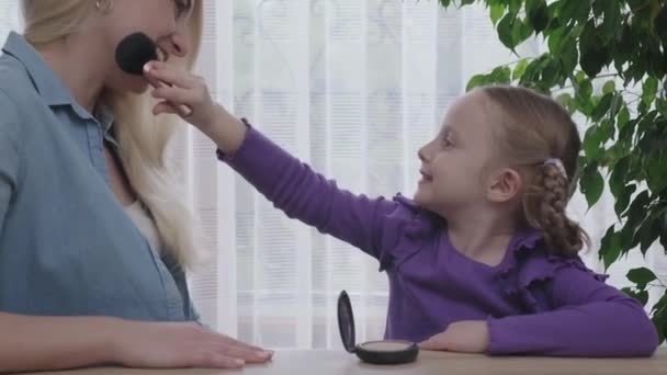 Cute Mother Daughter Blond Hair Playing Doing Make Having Fun — Stockvideo