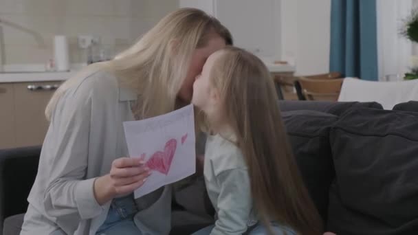 Kind Dochter Feliciteert Haar Moeder Met Handgemaakte Ansichtkaart Voor Haar — Stockvideo