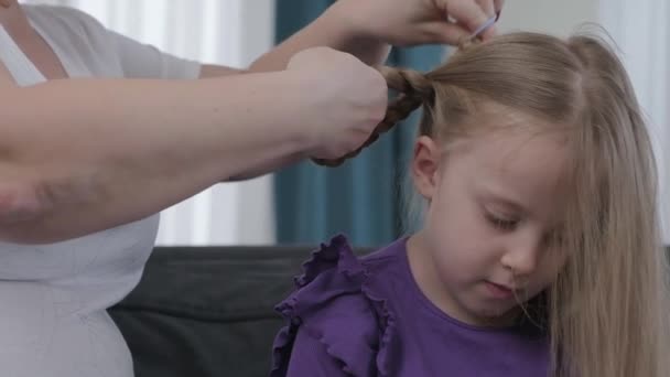Mom Braiding Daughters Hair Styling Hairstyle Modern Haido Shool Going — Vídeo de Stock