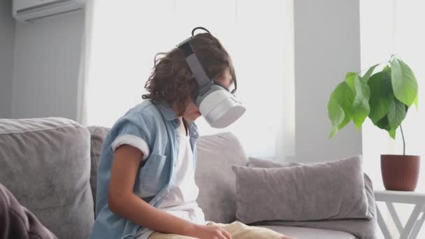 Menino Feliz Criança Usando Óculos Realidade Virtual Headset Gesticulando Casa — Vídeo de Stock