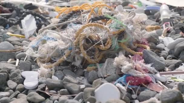Сцена Пластиковых Отходов Пляже Куча Мусора Иллюстрирующие Катастрофическое Воздействие Человеческой — стоковое видео