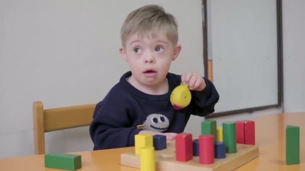 Sendromlu Yakışıklı Çocuk Rehabilitasyon Merkezinde Oyuncaklarla Oyun Oynuyor Duygusal Ifadeler — Stok video