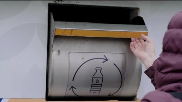 Vrouw Gooit Plastic Afval Prullenbak Container Voor Afvalscheiding Duurzame Recycling — Stockvideo