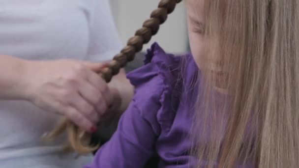 Νεαρή Στοργική Μητέρα Βούρτσισμα Κόρες Παιδί Μαλλιά Και Styling Χτένισμα — Αρχείο Βίντεο