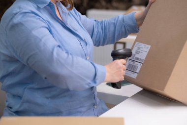 KOBİ ve pazar yeri ve serbest ticaret için müşterilere doğru ürünlerin teslim edildiğinden emin olmak için barkodların taranması