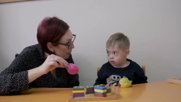 Mamma Och Liten Pojke Lever Med Ner Syndrom Spelar Pedagogiskt — Stockvideo