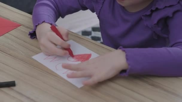 富有创造力的幼儿小女孩的肖像 为母亲画了一张惊喜卡片 在纸上涂上红心图案 — 图库视频影像