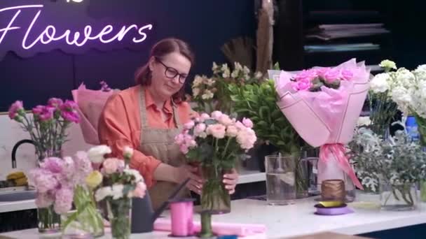Интернет Магазин Цветов Владелец Цветочного Магазина Интерьере Опытный Флорист Делают — стоковое видео