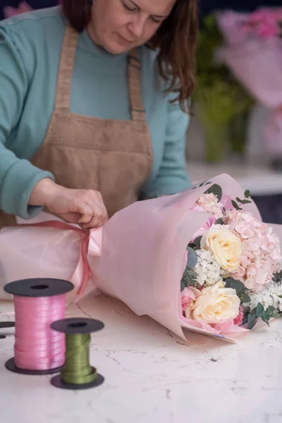 flowers delivery service, the experienced florist in the flower shop carefully prepares and packages arrangements for safe and efficient delivery to customers.