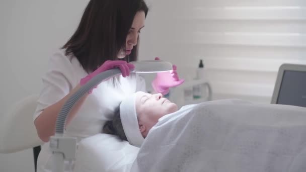 Kosmetolog Prohlíží Klientovu Pokožku Lupou Vyléčí Kožní Problémy Během Profesionálního — Stock video