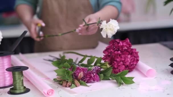Флорист Юная Леди Фартуке Умело Расставляет Великолепные Цветы Затем Аккуратно — стоковое видео