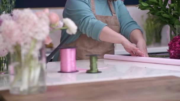 Молодая Женщина Профессиональный Флорист Готовит Букет Бумаги Создавая Потрясающие Цветочные — стоковое видео