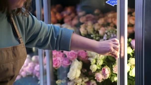 Профессиональный Владелец Цветочного Магазина Флорист Открывает Цветочный Магазин Стеклянный Холодильник — стоковое видео