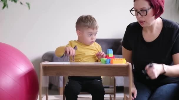 Hravé Dítě Downovým Syndromem Objevující Kreativitu Učení Barevnými Zvířecími Hračkami — Stock video