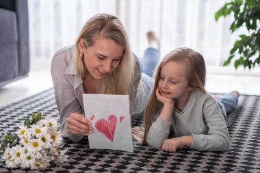 Anneler Günü 'nü, çiçek buketini ve kartımı sürpriz bir hediye olarak anneye, mutlu bir aile günü olarak sunuyorum.