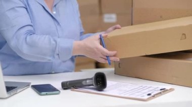 Çevrimiçi e-ticaret mağazasını yönetmek satın alma emirlerini kontrol etmek ve bir depoda çalışan kodları takip etmek. 