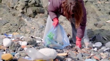 Geri dönüşüm ve atık yönetimi. Geri dönüşüm için plastik şişe toplayan kadın, turistlerin çöplerini ve çöplerini toplayarak parkı temizliyor. sorumlu atık yönetimi.