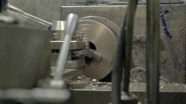 Cnc endüstriyel torna makinesi Spindle Chuck. Metal parçalı CNC makinesi. Ağır çekimde kapat.