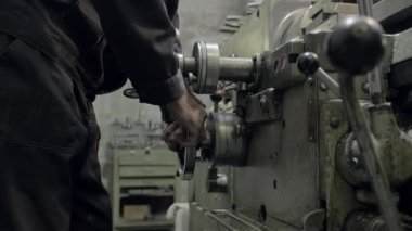 Fabrika metal parçaları üretimi için endüstriyel makine kullanan işçiler metal parçaları üzerinde dönüyorlar. yavaş çekim