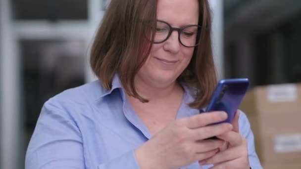 Online Retail Dropshipping Bisnis Dengan Laptop Wanita Kantor Berbicara Telepon — Stok Video