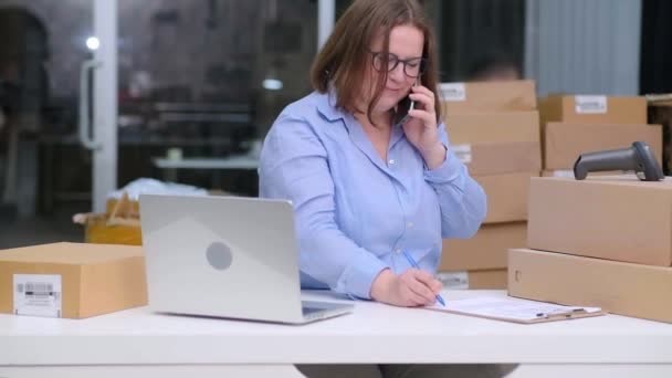 Світ Електронної Комерції Дропшипінг Бізнес Столом Показує Ноутбук Коробки Доставки — стокове відео