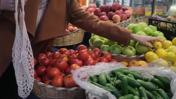 Jonge Vrouw Met String Zak Kiezen Citroenen Fruit Groente Plank — Stockvideo
