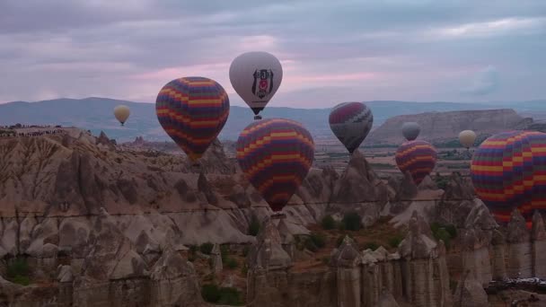 Goreme Turquia Setembro 2022 Balões Coloridos Quente Voando Nascer Sol — Vídeo de Stock