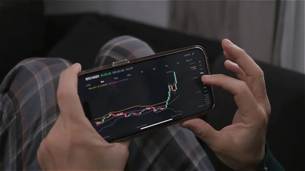 Trader Using Technical Analysis Stock Market Candlestick Patterns Investing Money — Stok fotoğraf