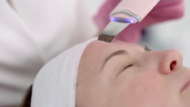 Tiefenreinigung Der Poren Und Verjüngung Der Haut Mit Einem Ultraschallwäscher — Stockvideo