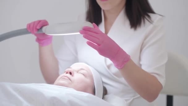 Kosmetikerin Der Klinik Für Ästhetische Medizin Bietet Professionelle Gesichtsbehandlungen Wie — Stockvideo